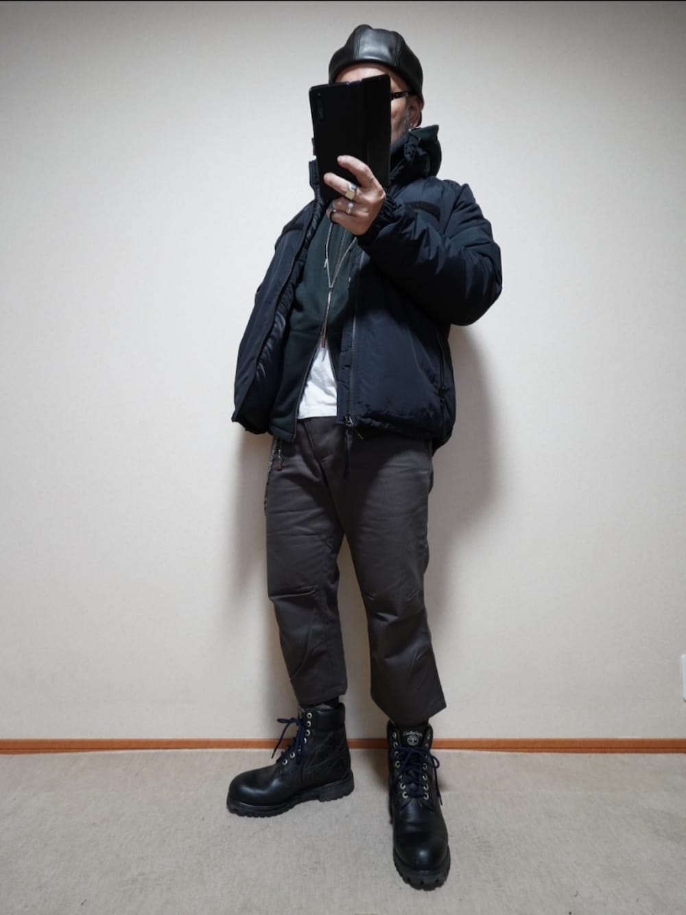 ブラック系のブーツ、グレー系のその他パンツ、ブラック系のパーカーを着用したメンズの冬コーディネートの2枚目の写真