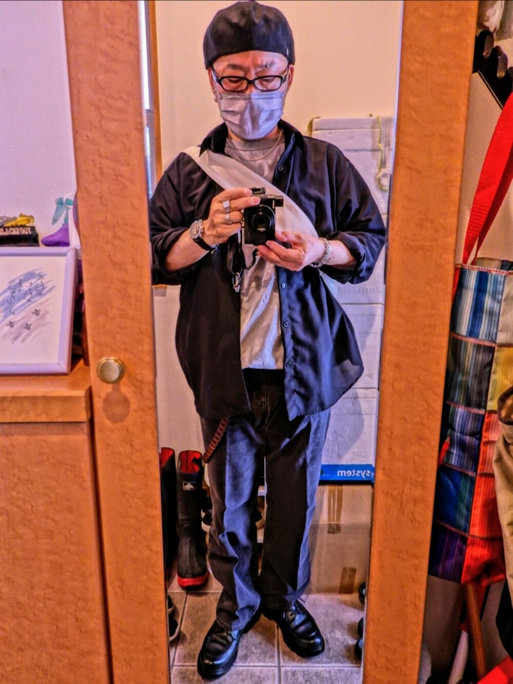 ブラック系のシューズ、グレー系のデニムパンツ、グレー系のTシャツ/カットソーを着用したメンズの夏コーディネートの2枚目の写真