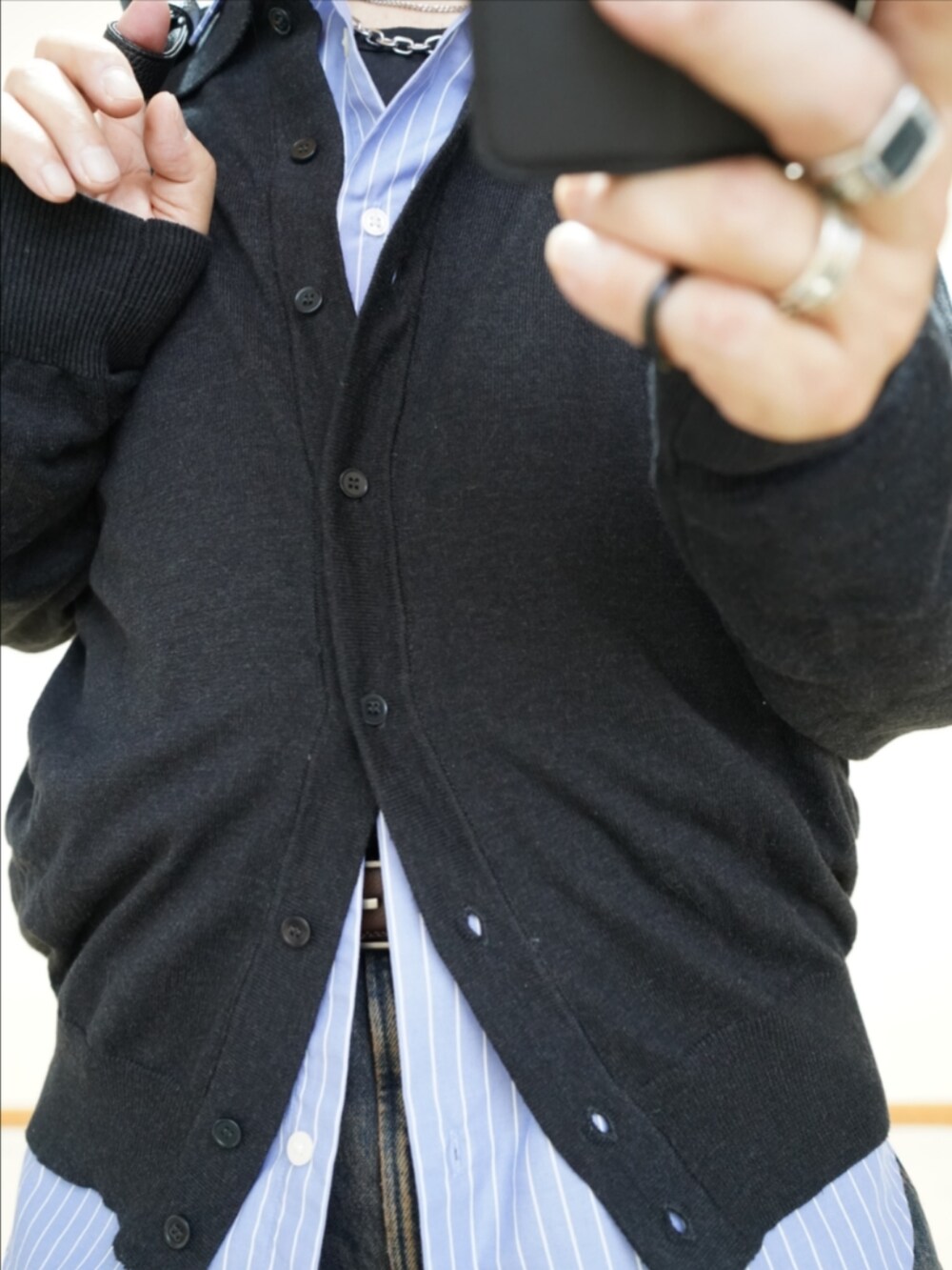 ブラック系のシューズ、ブルー系のデニムパンツ、ブラック系のショルダーバッグを着用したメンズの秋コーディネートの3枚目の写真