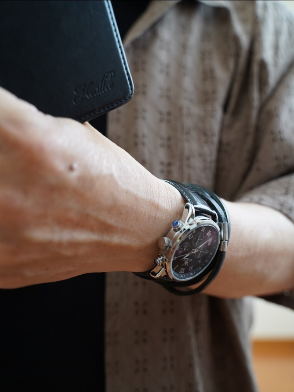 ブラック系のシューズ、ブラウン系のデニムパンツ、ブラック系のTシャツ/カットソーを着用したメンズの夏コーディネートの4枚目の写真