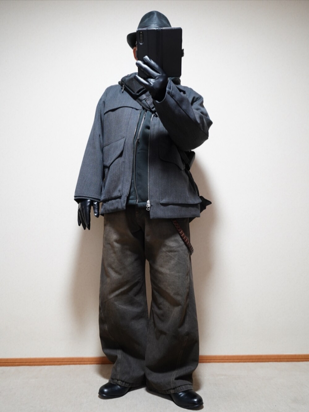 ブラック系のシューズ、ブラック系のデニムパンツ、ブラック系のパーカーを着用したメンズの春コーディネートの2枚目の写真