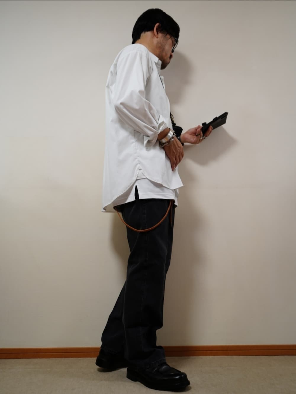 ブラック系のシューズ、ブルー系のデニムパンツ、ホワイト系のシャツ/ブラウスを着用したメンズの夏コーディネートの4枚目の写真