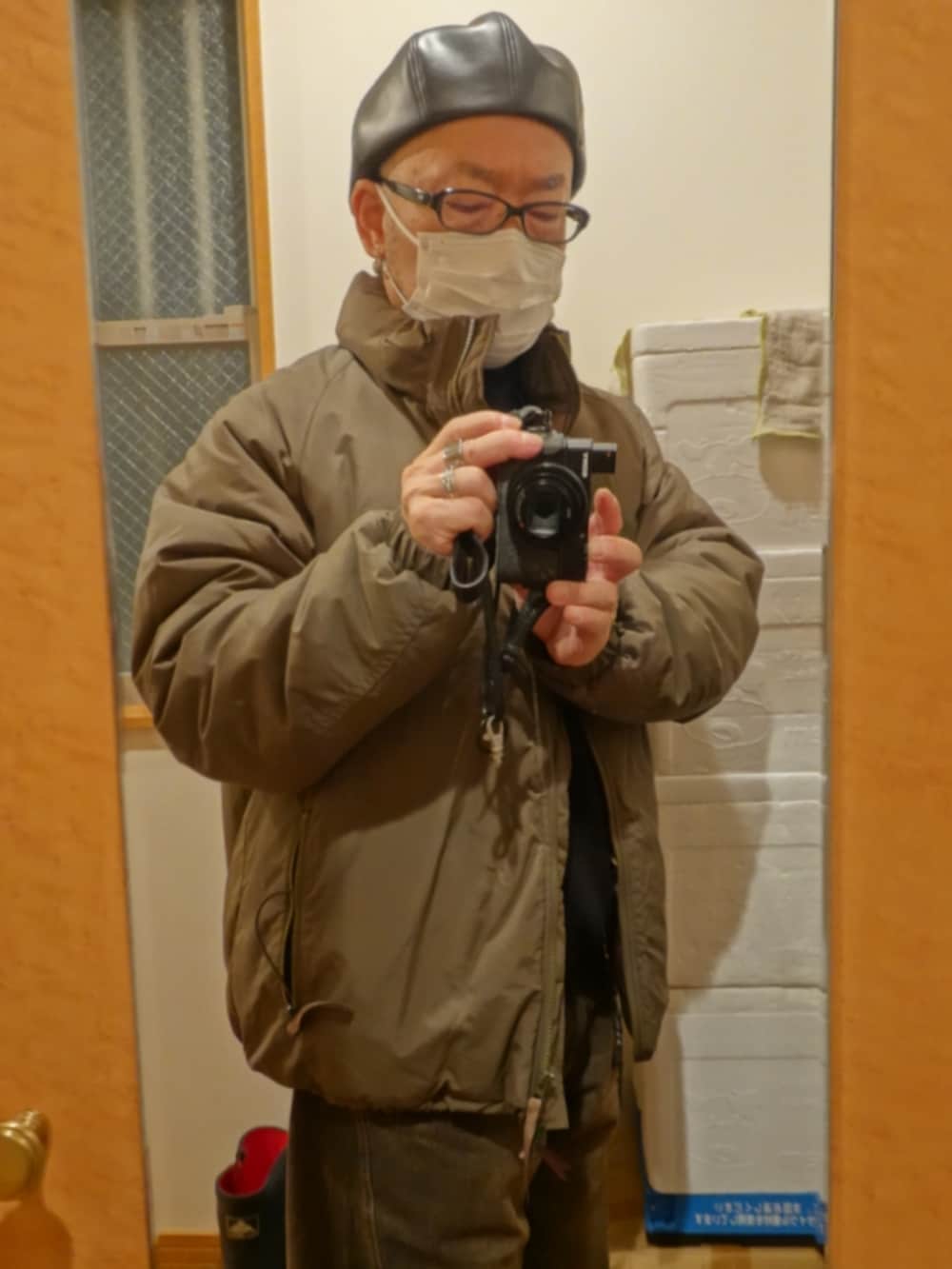 ブラック系のシューズ、ブラック系のデニムパンツ、ブラック系のトップスを着用したメンズの冬コーディネートの3枚目の写真