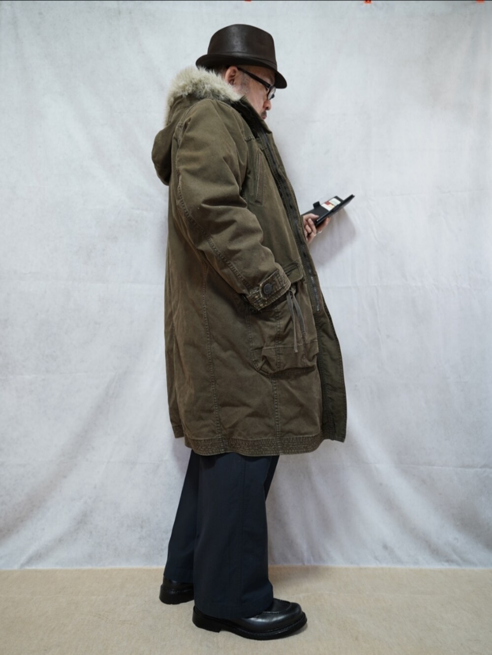 ブラック系のシューズ、ブルー系のデニムパンツ、ブラウン系のジャケット/アウターを着用したメンズの冬コーディネートの4枚目の写真