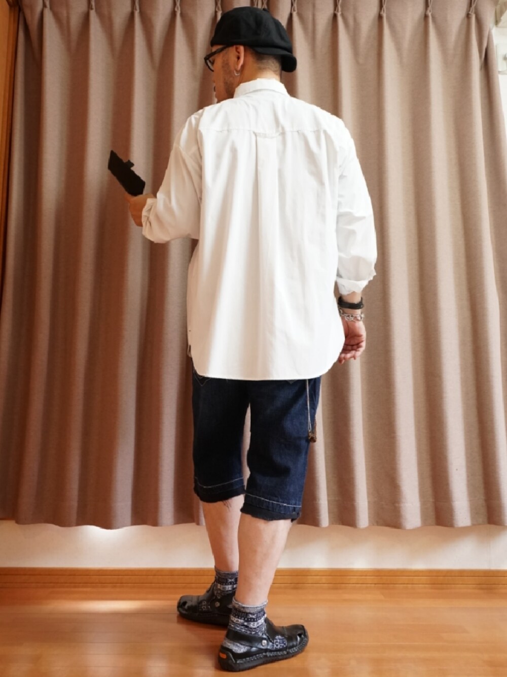 「夏コーデ、白シャツ、オーバーサイズ、ビッグシルエット、ハーフパンツ、デニム、デニムパンツ、サンダル、レザーサンダル、キャスケット」｜「no brandのアイテム（サンダル、ブラック系）」を使った、宣さん（メンズ・168cm）の夏コーディネートの3枚目の写真