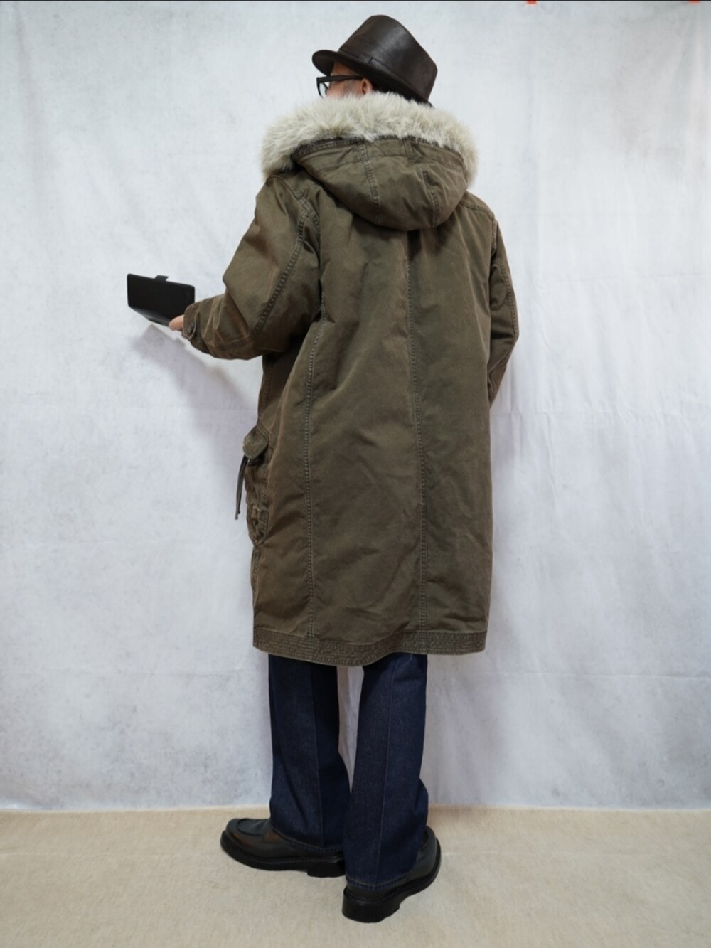 ブラック系のシューズ、ブルー系のデニムパンツ、ブラウン系のジャケット/アウターを着用したメンズの冬コーディネートの3枚目の写真