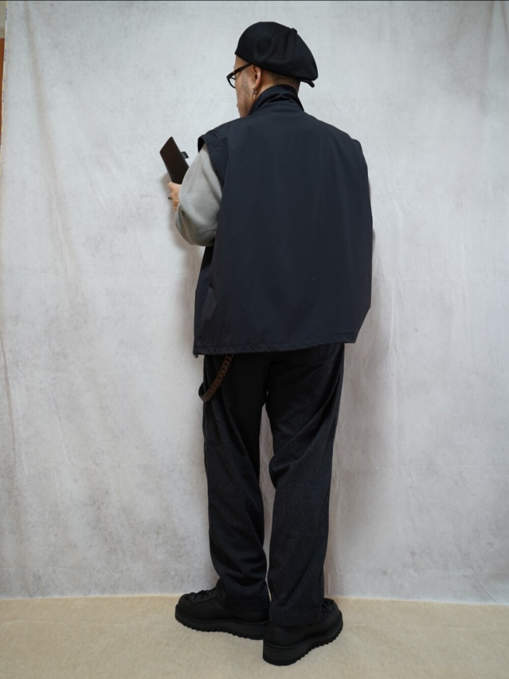 ブラック系のシューズ、グレー系のパンツ、グレー系のニット/セーターを着用したメンズの春コーディネートの3枚目の写真