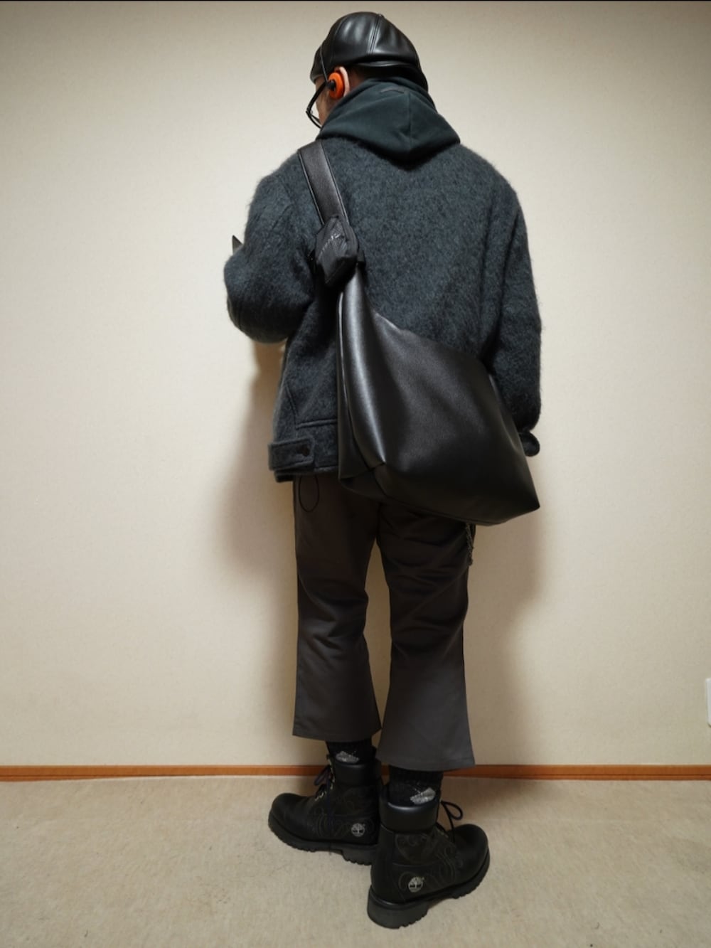 ブラック系のブーツ、グレー系のその他パンツ、ブラック系のパーカーを着用したメンズの冬コーディネートの3枚目の写真