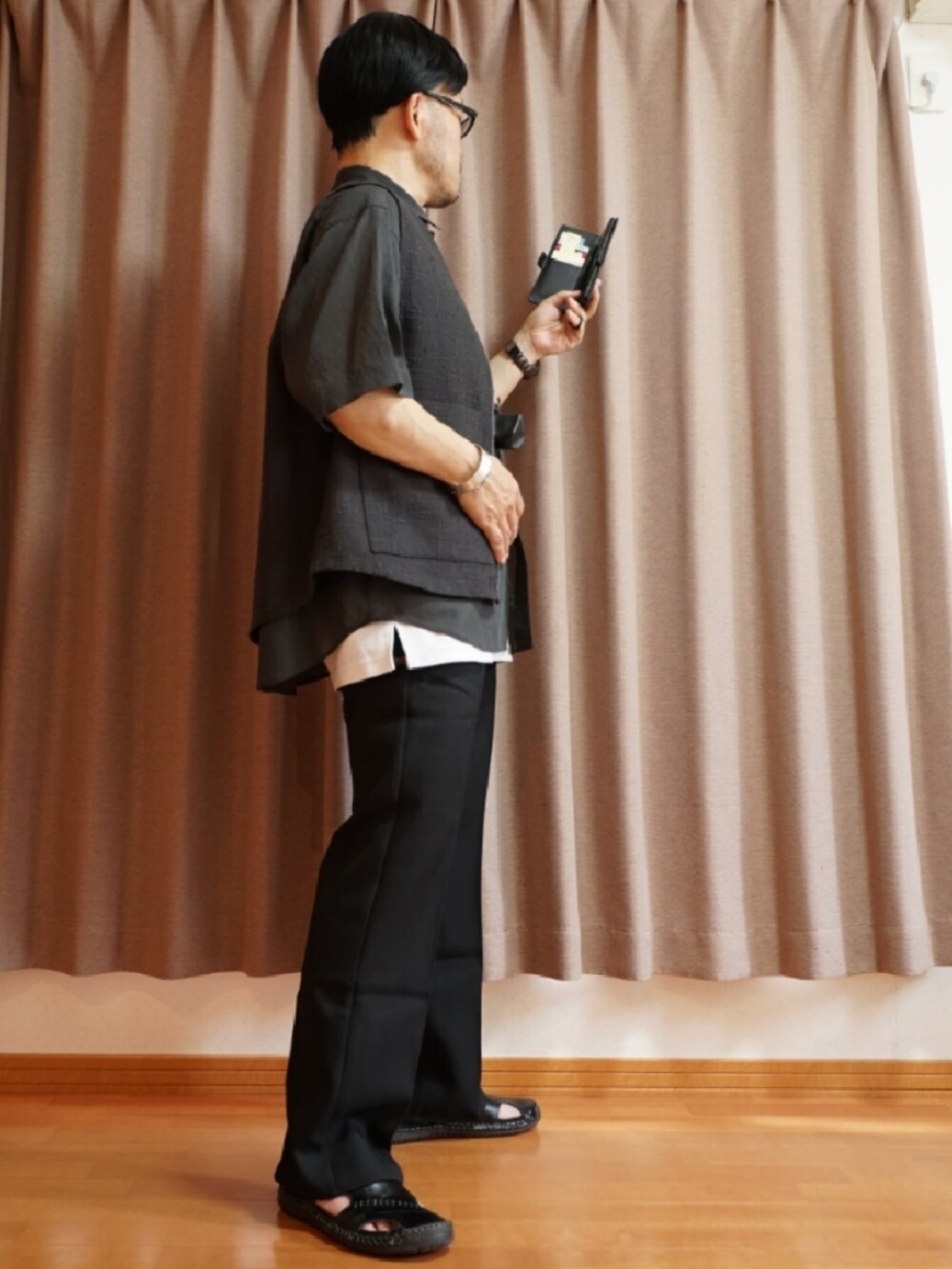 ブラック系のシューズ、ブラック系のパンツ、グレー系のシャツ/ブラウスを着用したメンズの夏コーディネートの5枚目の写真