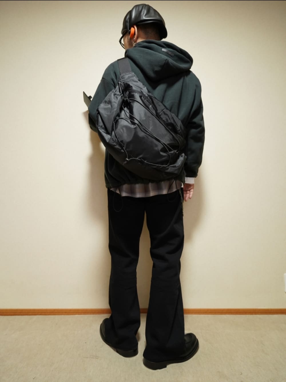 ブラック系のシューズ、グレー系のデニムパンツ、ブラウン系のシャツ/ブラウスを着用したメンズの春コーディネートの3枚目の写真