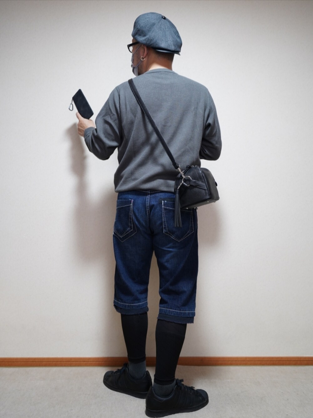 ブラック系のスニーカー、ブルー系のパンツ、グレー系のTシャツ/カットソーを着用したメンズの夏コーディネートの3枚目の写真