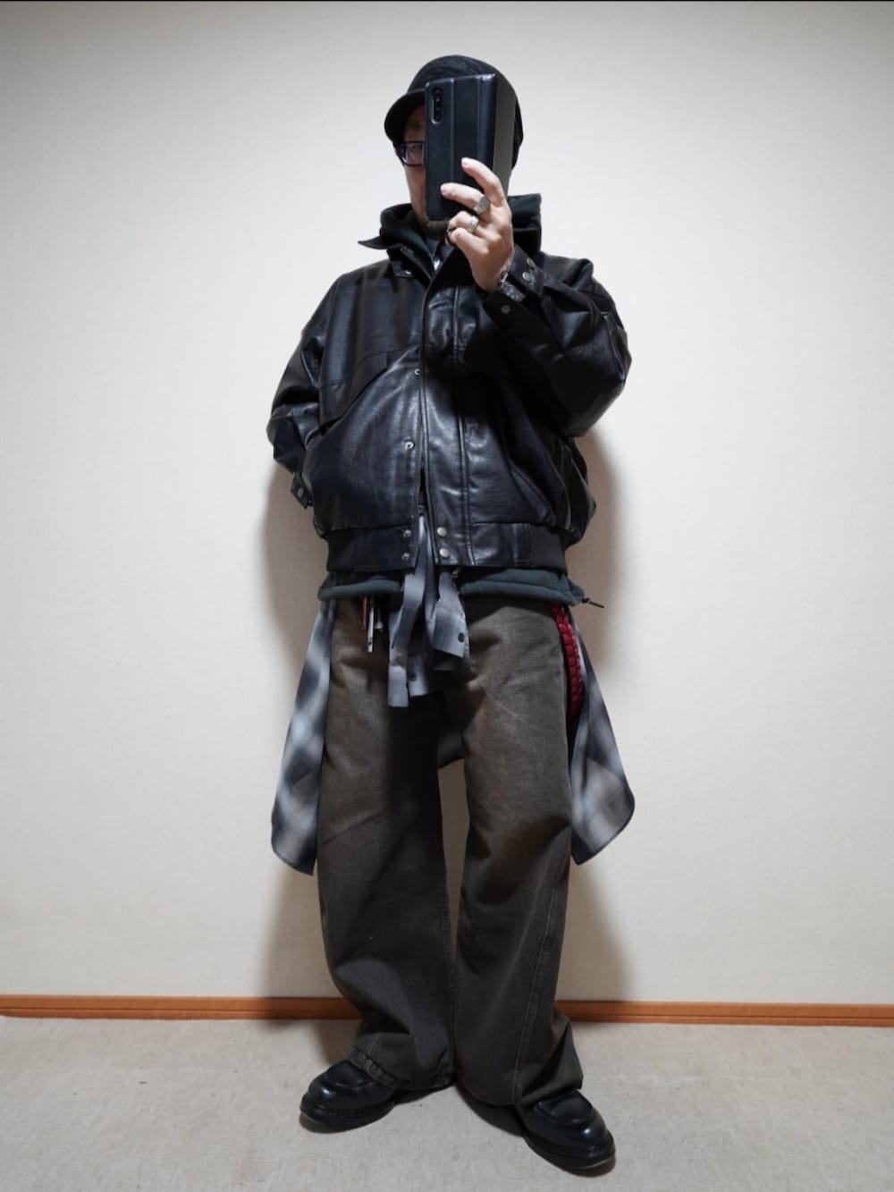 ブラック系のシューズ、ブラック系のデニムパンツ、ブラック系のシャツ/ブラウスを着用したメンズの冬コーディネートの2枚目の写真