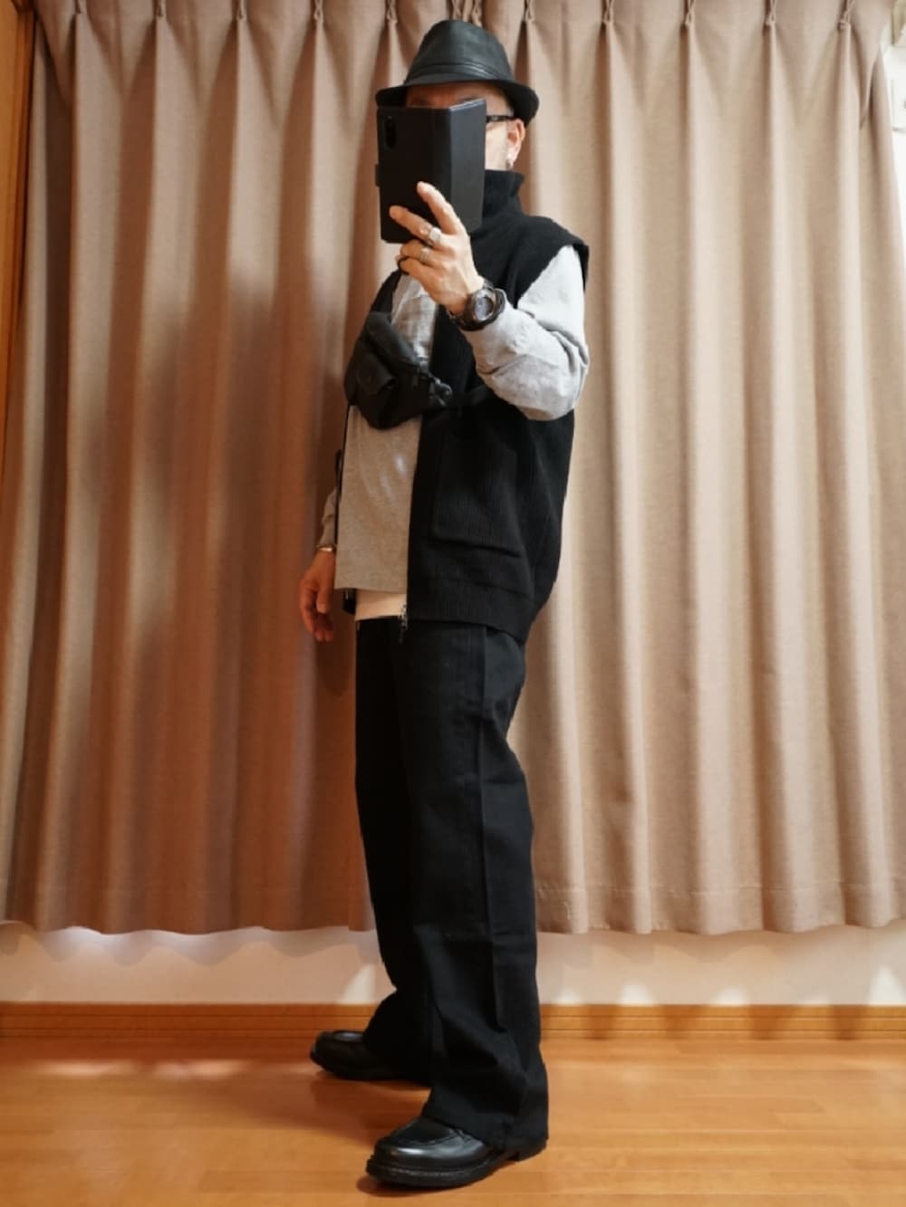 ブラック系のシューズ、グレー系のデニムパンツ、ホワイト系のタンクトップを着用したメンズの夏コーディネートの2枚目の写真