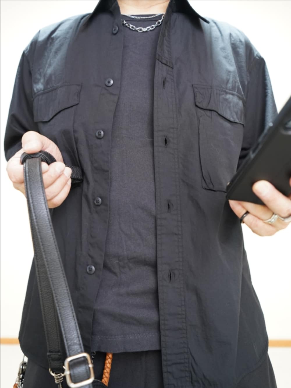 ブラック系のシューズ、ブラック系のその他パンツ、ブラック系のショルダーバッグを着用したメンズの夏コーディネートの4枚目の写真