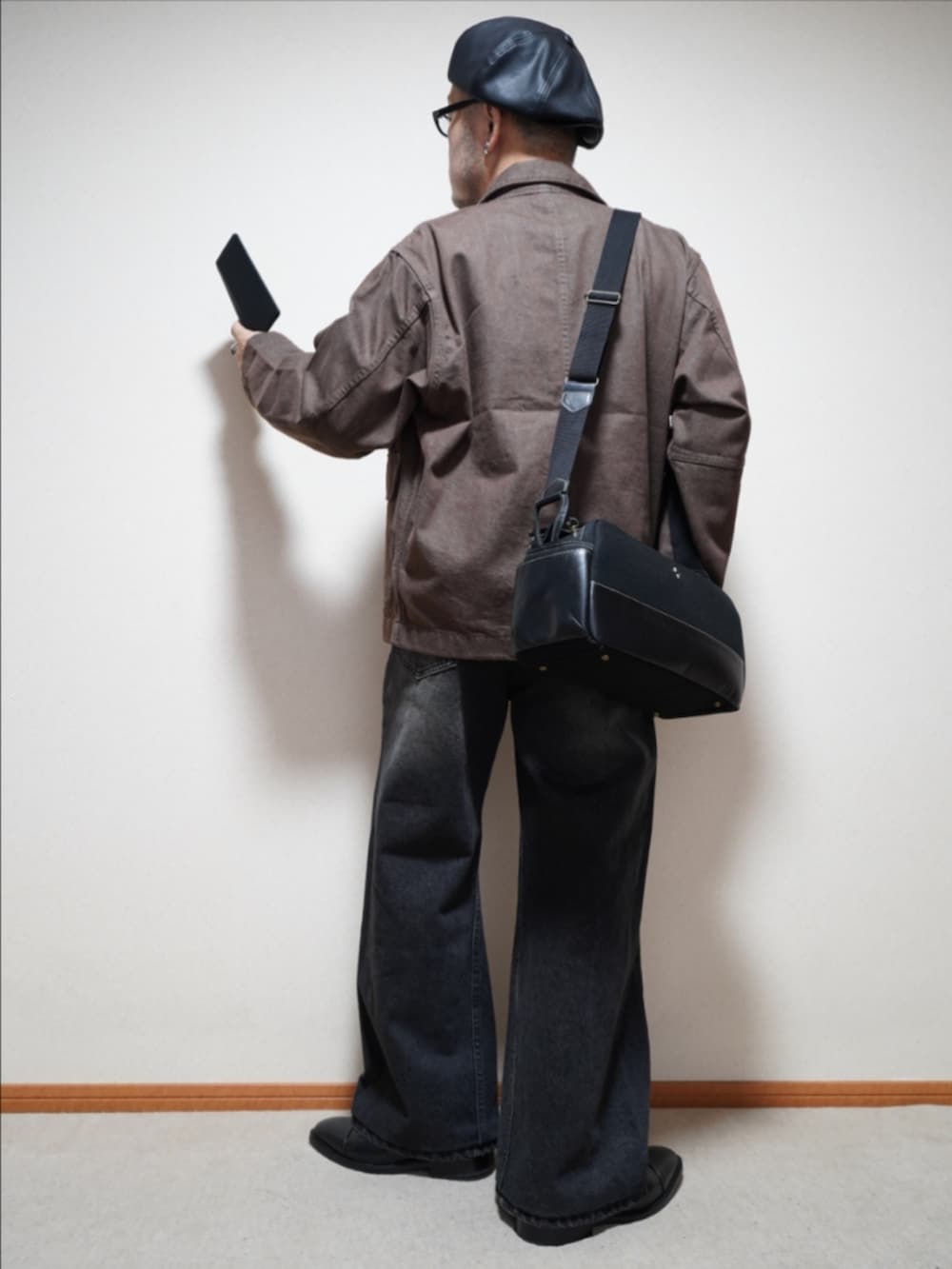 ブラック系のドレスシューズ、ブラック系のデニムパンツ、ブルー系のカーディガン/ボレロを着用したメンズの秋コーディネートの3枚目の写真