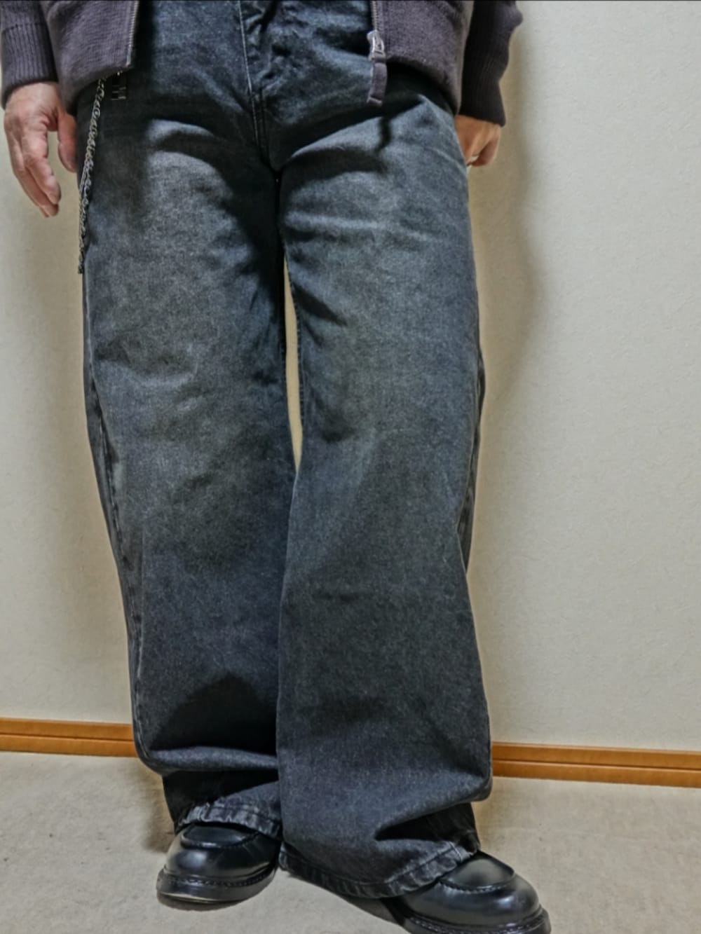 ブラック系のシューズ、ブラック系のデニムパンツ、ホワイト系のシャツ/ブラウスを着用したメンズの春コーディネートの4枚目の写真