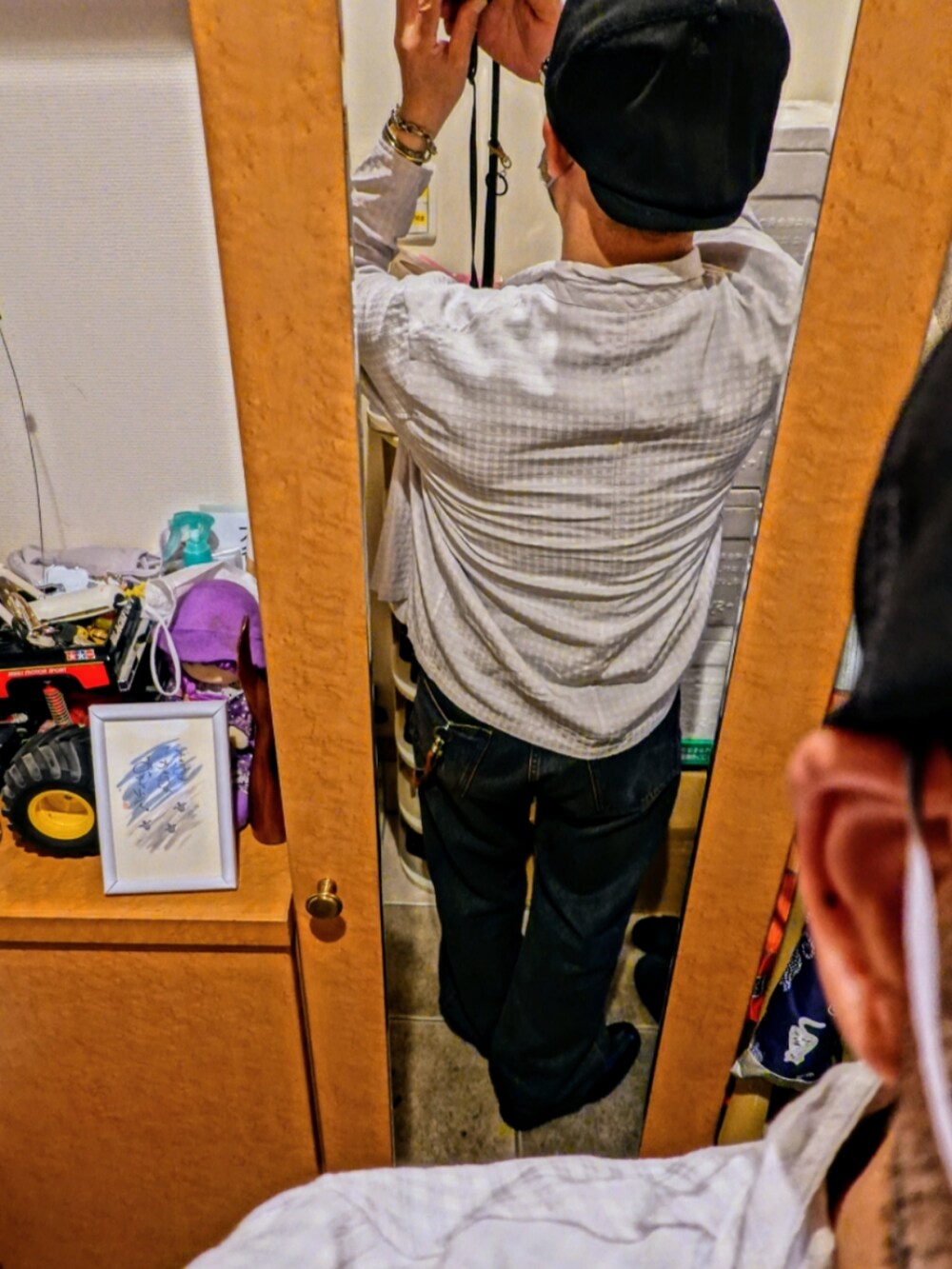 ブラック系のシューズ、ブルー系のデニムパンツ、グレー系のシャツ/ブラウスを着用したメンズの春コーディネートの2枚目の写真