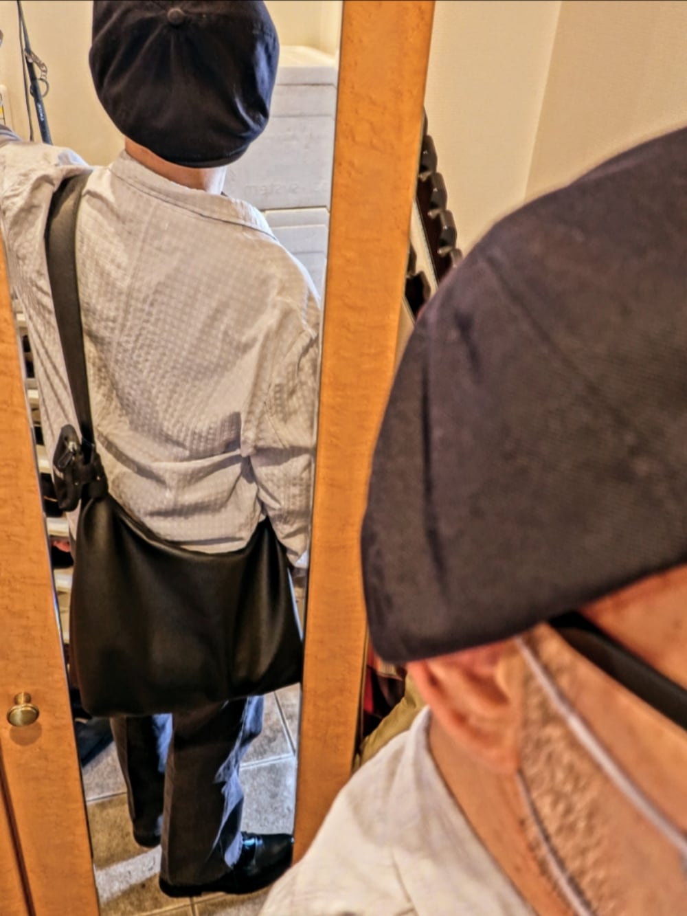 ブラック系のシューズ、グレー系のデニムパンツ、グレー系のTシャツ/カットソーを着用したメンズの春コーディネートの4枚目の写真