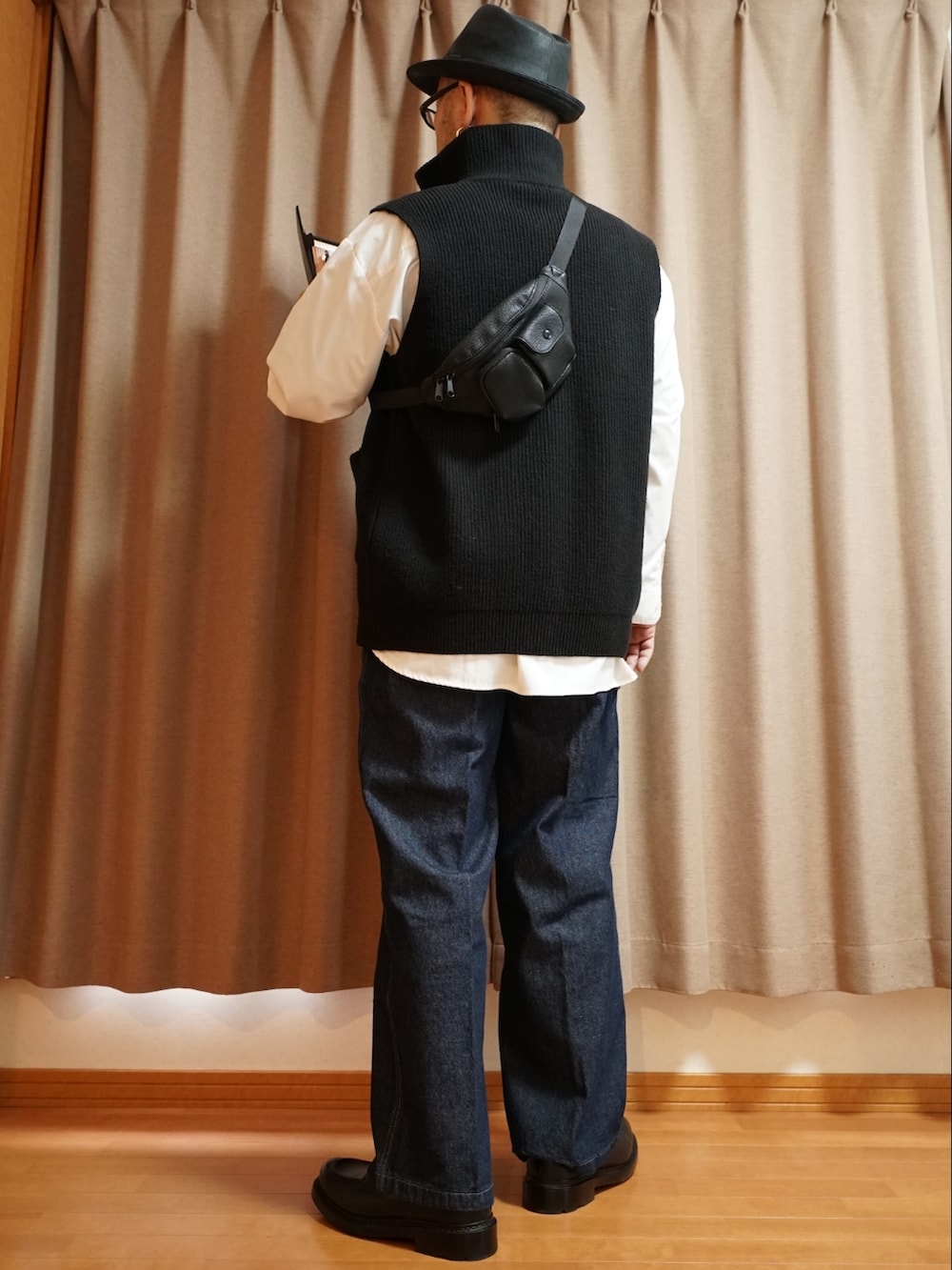ブラック系のシューズ、ブルー系のデニムパンツ、ホワイト系のシャツ/ブラウスを着用したメンズの夏コーディネートの3枚目の写真