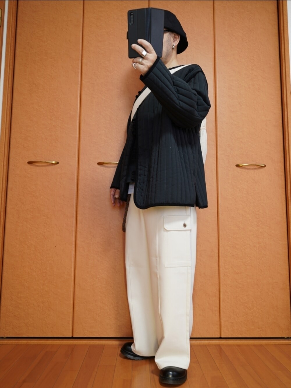 ブラック系のシューズ、グレー系のTシャツ/カットソー、ホワイト系のショルダーバッグを着用したメンズの秋コーディネートの2枚目の写真