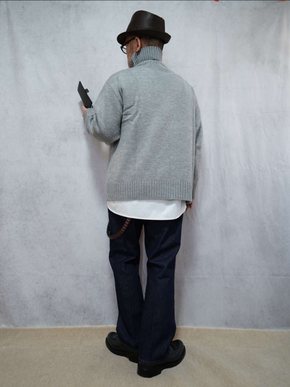 ブラック系のシューズ、ブルー系のデニムパンツ、ホワイト系のシャツ/ブラウスを着用したメンズの冬コーディネートの3枚目の写真