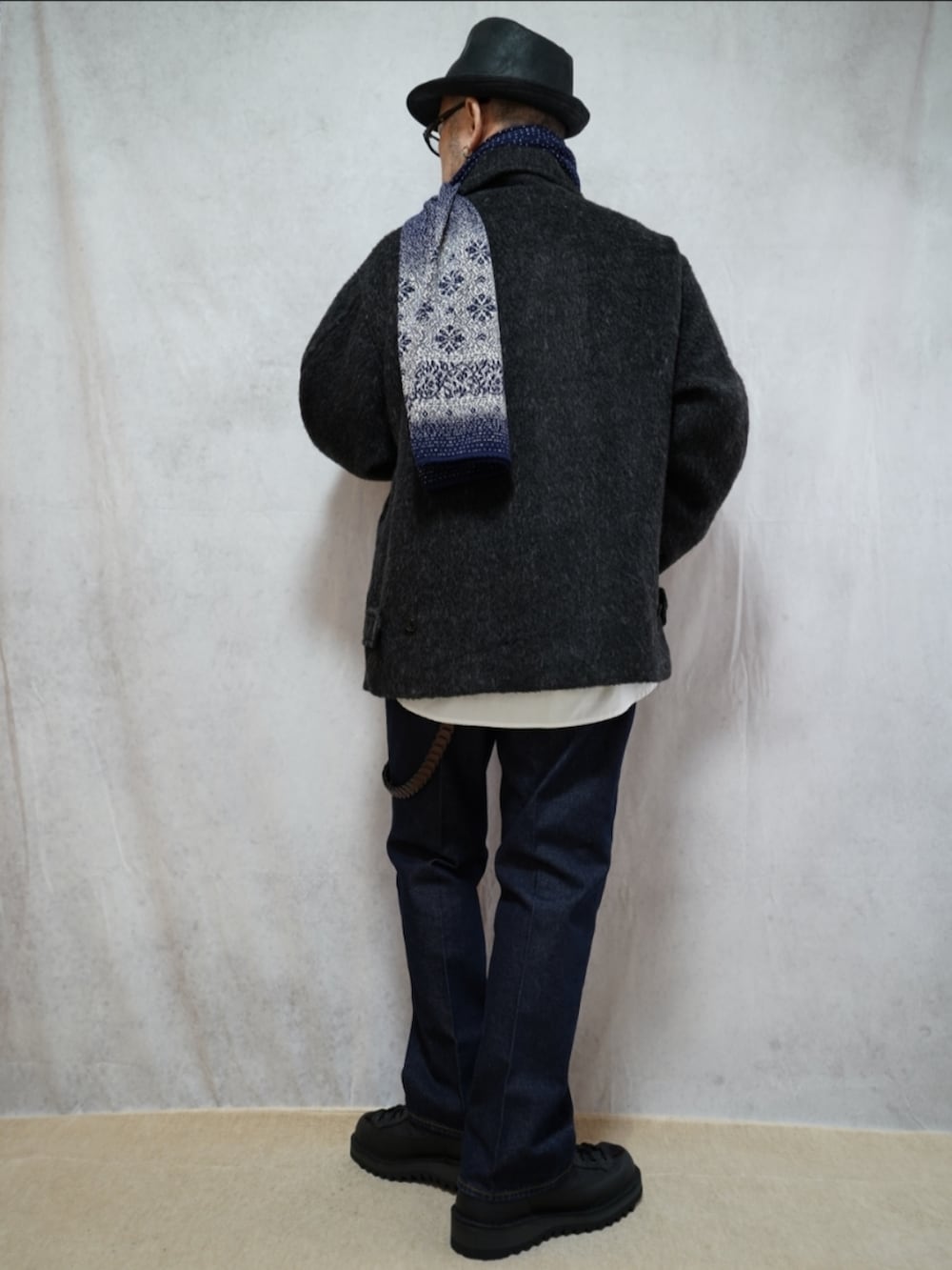 ブラック系のシューズ、ブルー系のデニムパンツ、ホワイト系のシャツ/ブラウスを着用したメンズの冬コーディネートの3枚目の写真