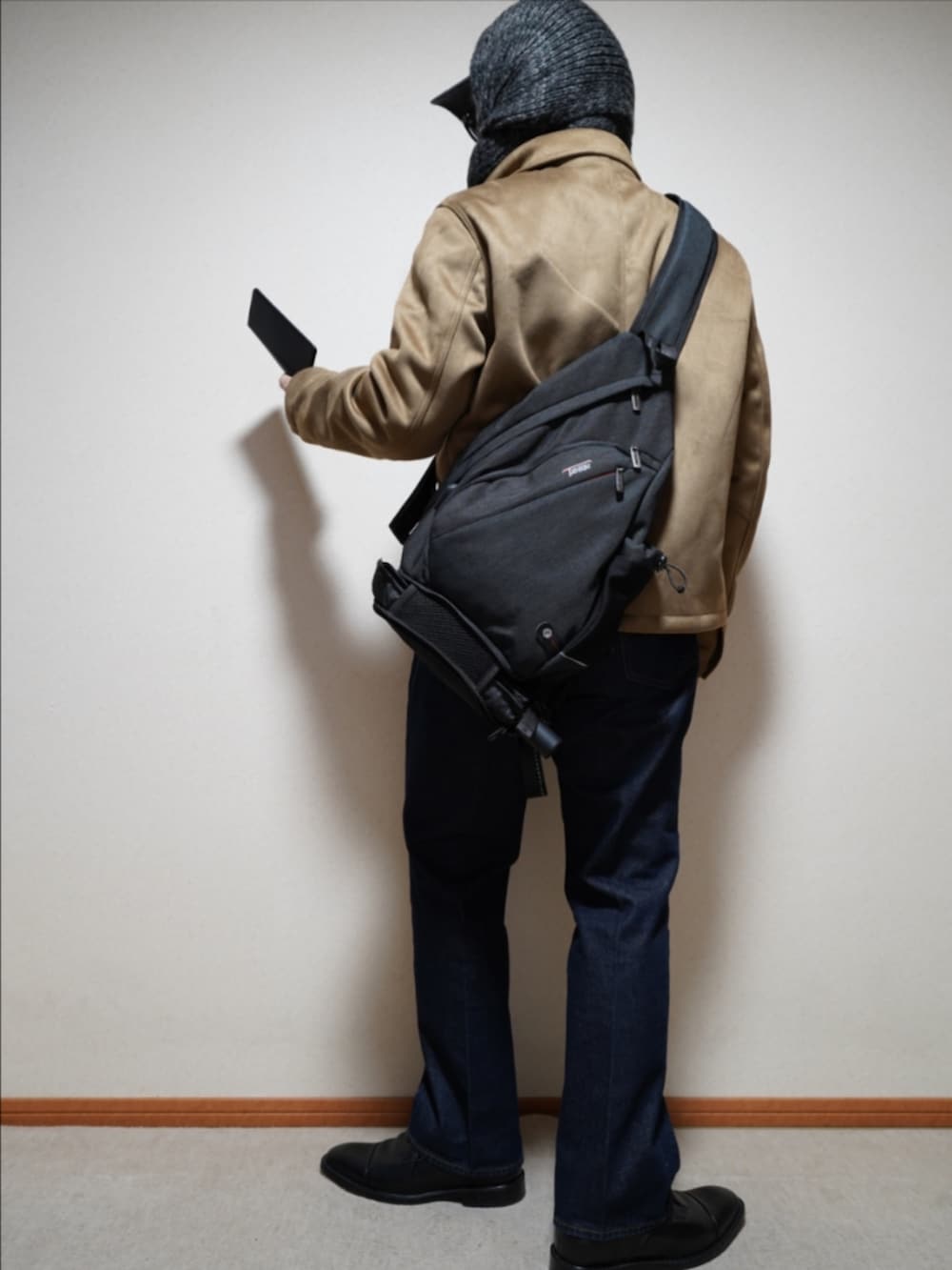 ブラック系のドレスシューズ、ブルー系のデニムパンツ、ブラウン系のジャケット/アウターを着用したメンズの冬コーディネートの4枚目の写真