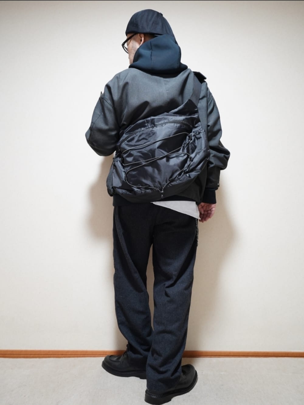 ブラック系のシューズ、グレー系のパンツ、グレー系のブルゾンを着用したメンズの秋コーディネートの3枚目の写真