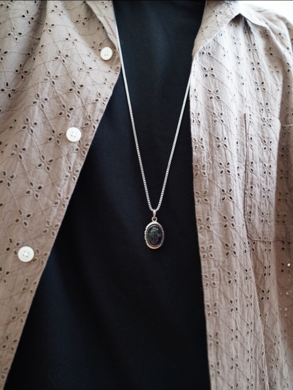 ブラック系のシューズ、ブラウン系のデニムパンツ、ブラック系のTシャツ/カットソーを着用したメンズの夏コーディネートの5枚目の写真