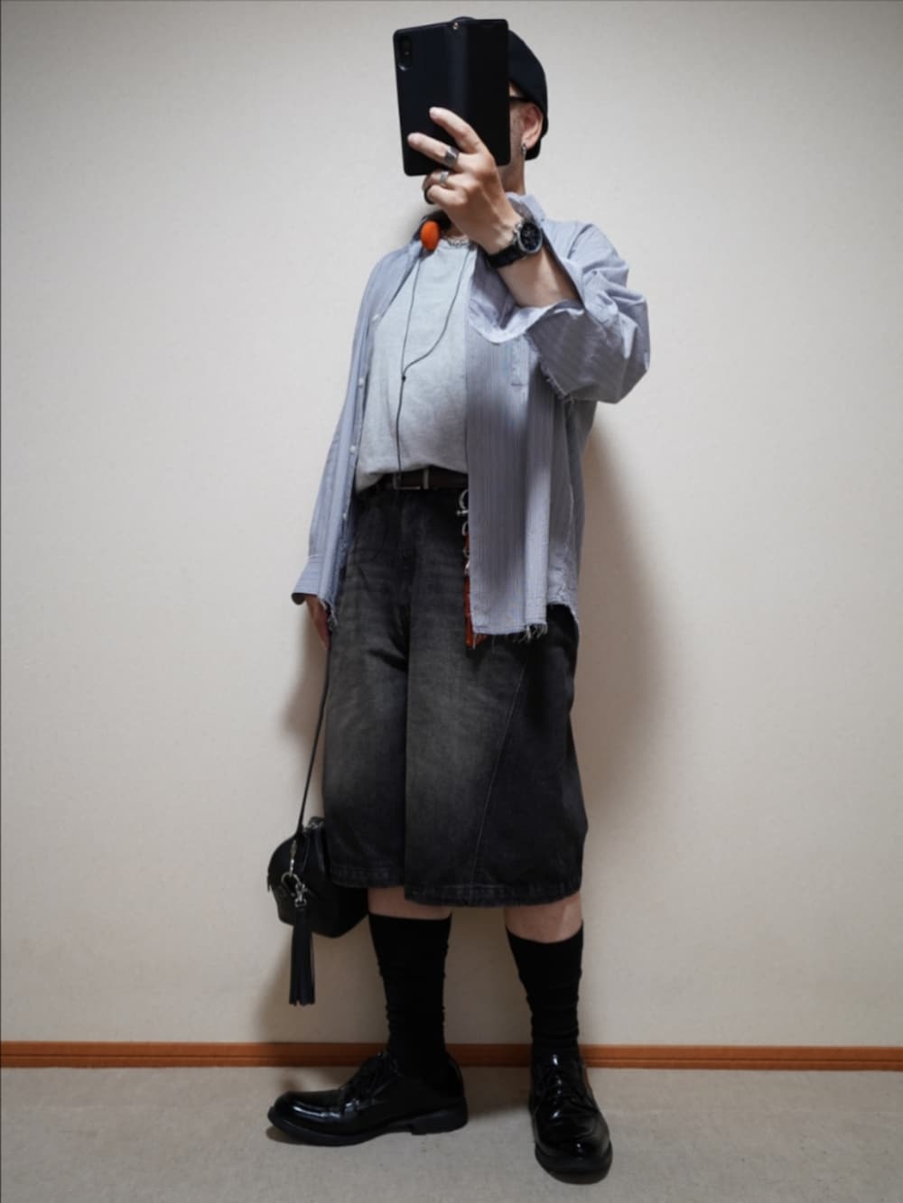 ブラック系のシューズ、ブラック系のその他パンツ、グレー系のタンクトップを着用したメンズの夏コーディネートの2枚目の写真