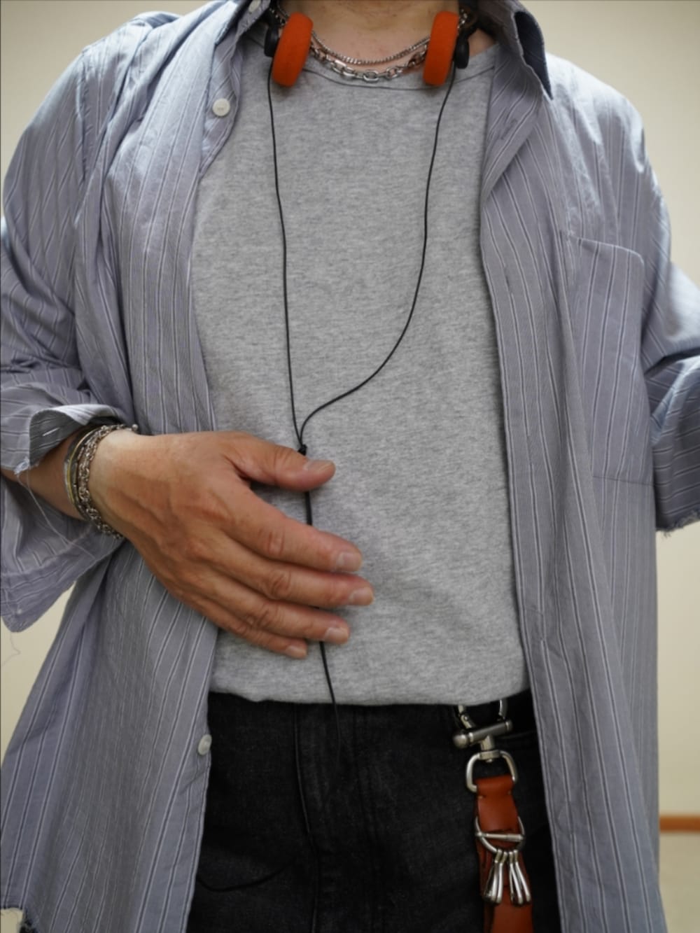 ブラック系のシューズ、ブラック系のその他パンツ、グレー系のタンクトップを着用したメンズの夏コーディネートの4枚目の写真