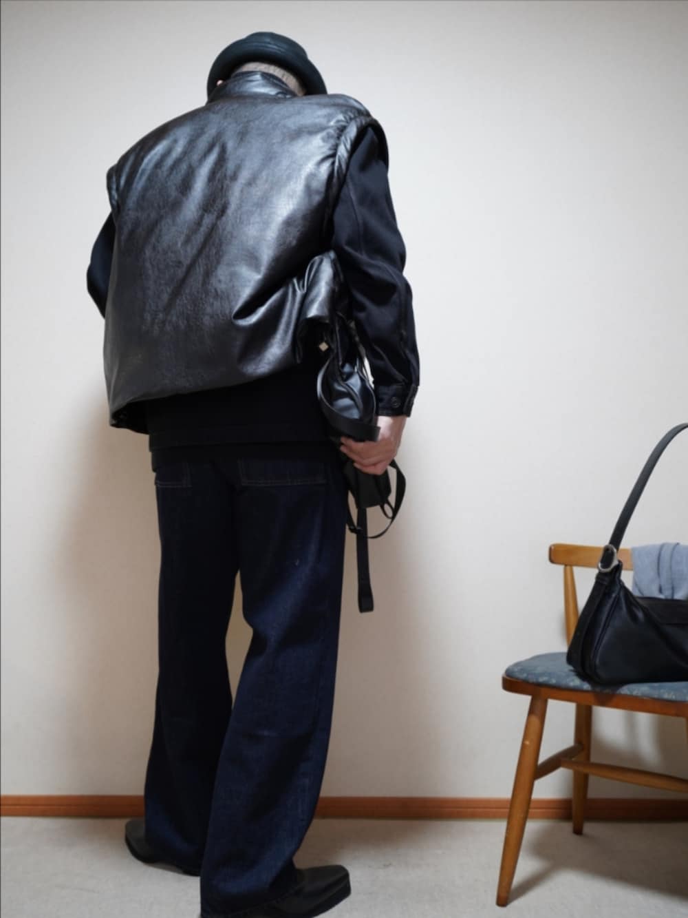 ブラック系のブーツ、ブルー系のデニムパンツ、ブラック系のデニムジャケットを着用したメンズの春コーディネートの4枚目の写真