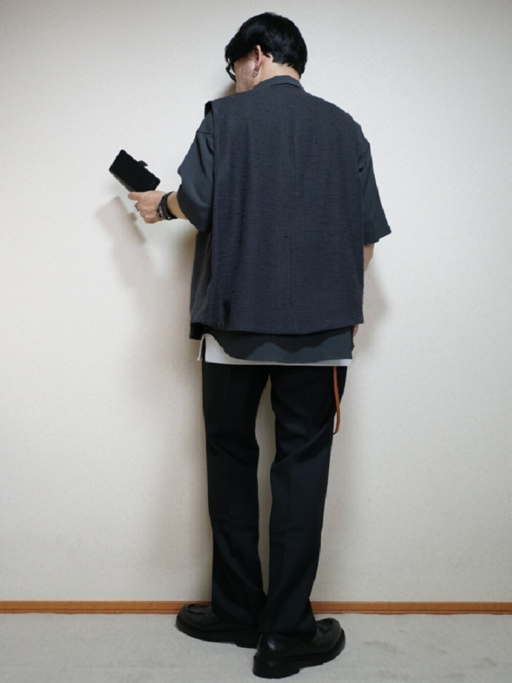 ブラック系のシューズ、ブラック系のパンツ、ホワイト系のタンクトップを着用したメンズの夏コーディネートの3枚目の写真