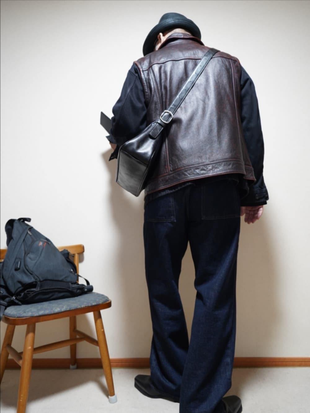 ブラック系のブーツ、ブルー系のデニムパンツ、ブラック系のシャツ/ブラウスを着用したメンズの秋コーディネートの3枚目の写真