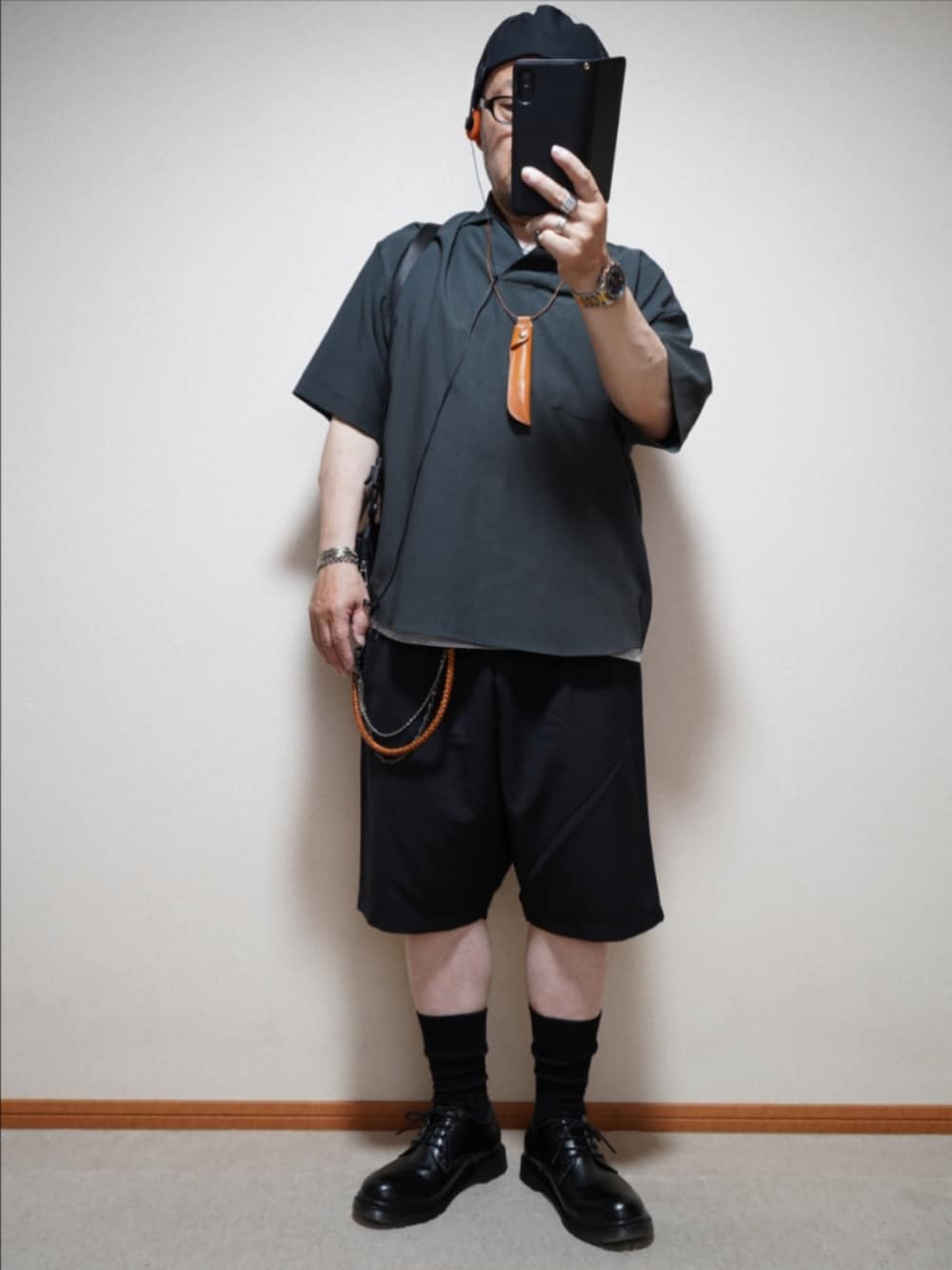 「メンズファッション、お洒落さんとつながりたい、大人カジュアル、休日コーデ、シンプルスタイル、ハーフパンツ、サルエルパンツ、スキッパーシャツ、シャツスタイル、半袖シャツ、革靴、キャスケット、夏ルックで気分アップ」｜「HYDRO-TECHのHYDRO-TECH(ハイドロテック) 防水 防滑 ビジネスシューズ ブラックコレクション HD1423 メンズ（シューズ、ブラック系）」を使った、宣さん（メンズ・168cm）の夏コーディネートの2枚目の写真