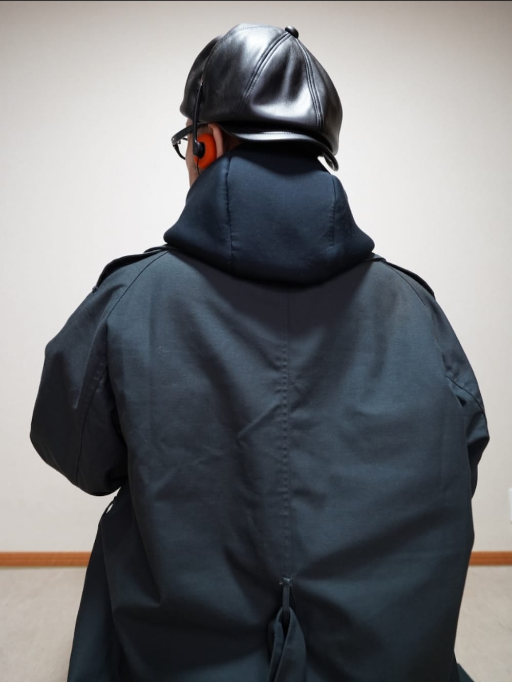 ブラック系のシューズ、グレー系のデニムパンツ、ブラック系のパーカーを着用したメンズの冬コーディネートの5枚目の写真