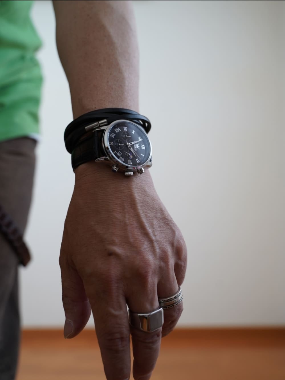 ブラック系のサンダル、ブラウン系のデニムパンツ、グリーン系のTシャツ/カットソーを着用したメンズの夏コーディネートの2枚目の写真