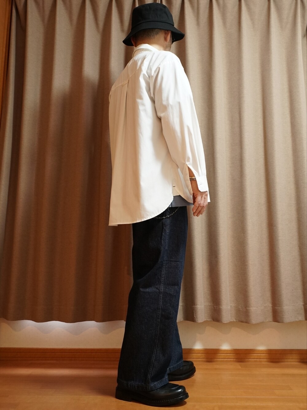 ブラック系のシューズ、ブルー系のデニムパンツ、ブルー系のTシャツ/カットソーを着用したメンズの夏コーディネートの4枚目の写真