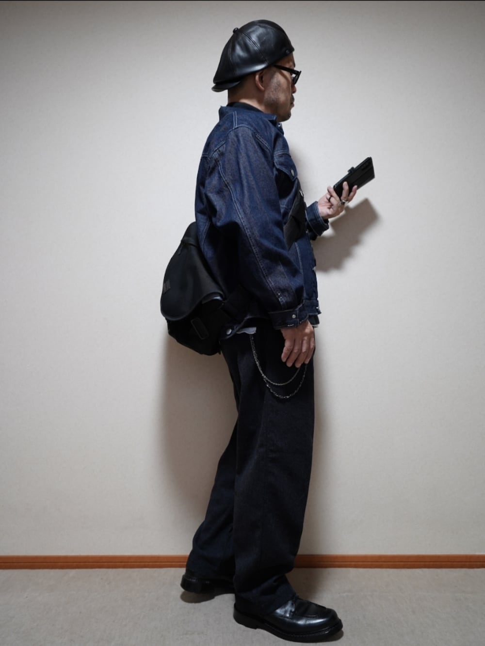 ブラック系のシューズ、グレー系のパンツ、ブルー系のジャケット/アウターを着用したメンズの春コーディネートの4枚目の写真