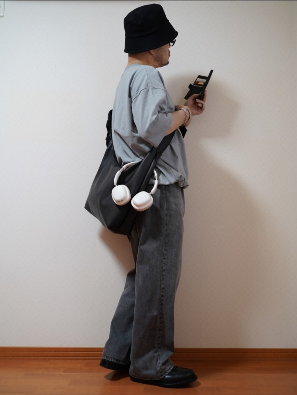 ブラック系のシューズ、グレー系のデニムパンツ、グレー系のTシャツ/カットソーを着用したメンズの夏コーディネートの4枚目の写真