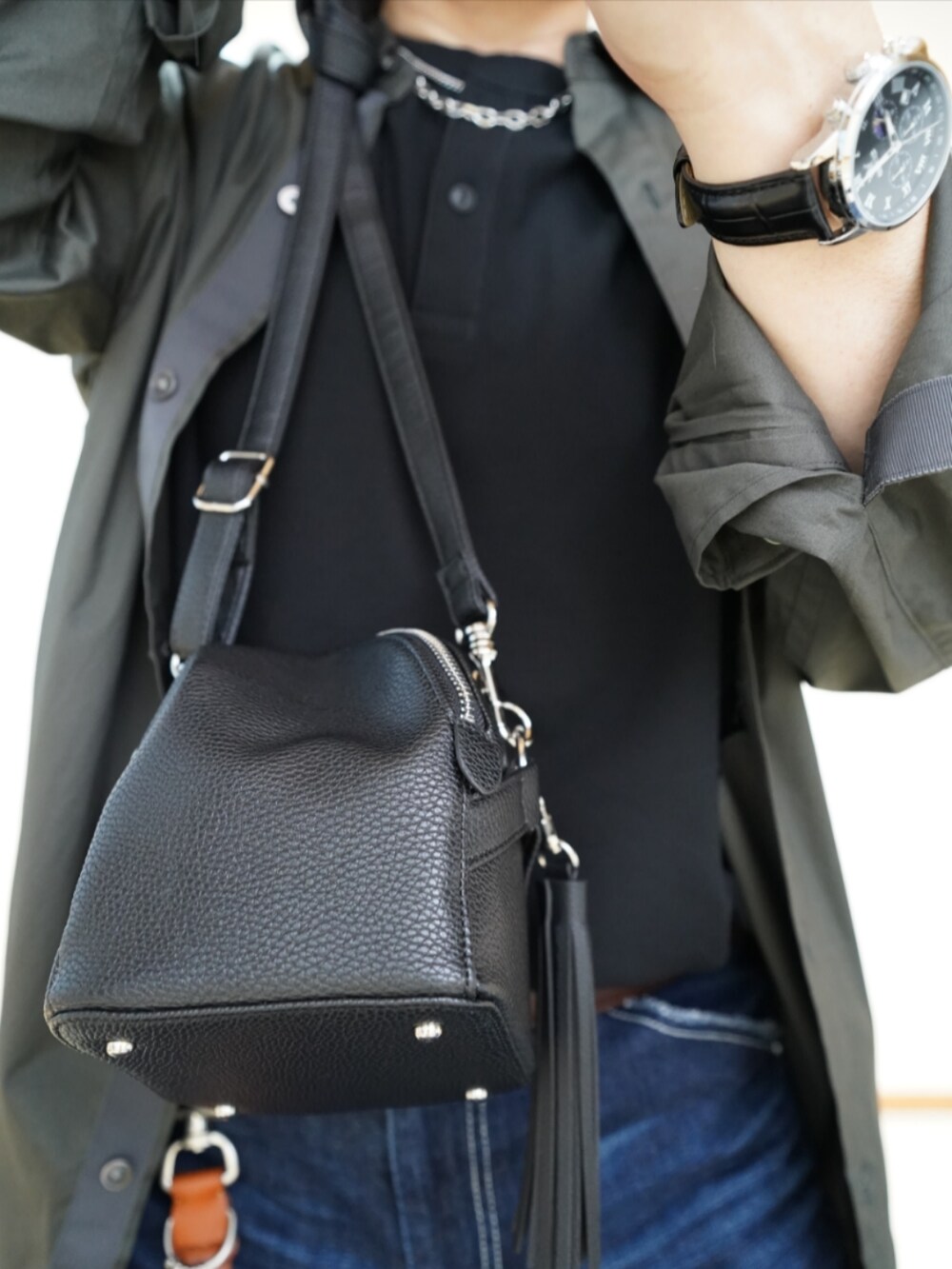 ブラック系のシューズ、ブルー系のパンツ、ブラック系のショルダーバッグを着用したメンズの夏コーディネートの4枚目の写真