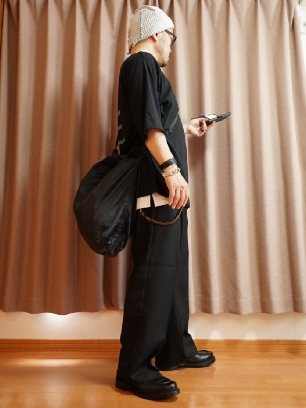 ブラック系のトップス、ブラック系のシューズ、ブラック系のパンツを着用したメンズの夏コーディネートの4枚目の写真