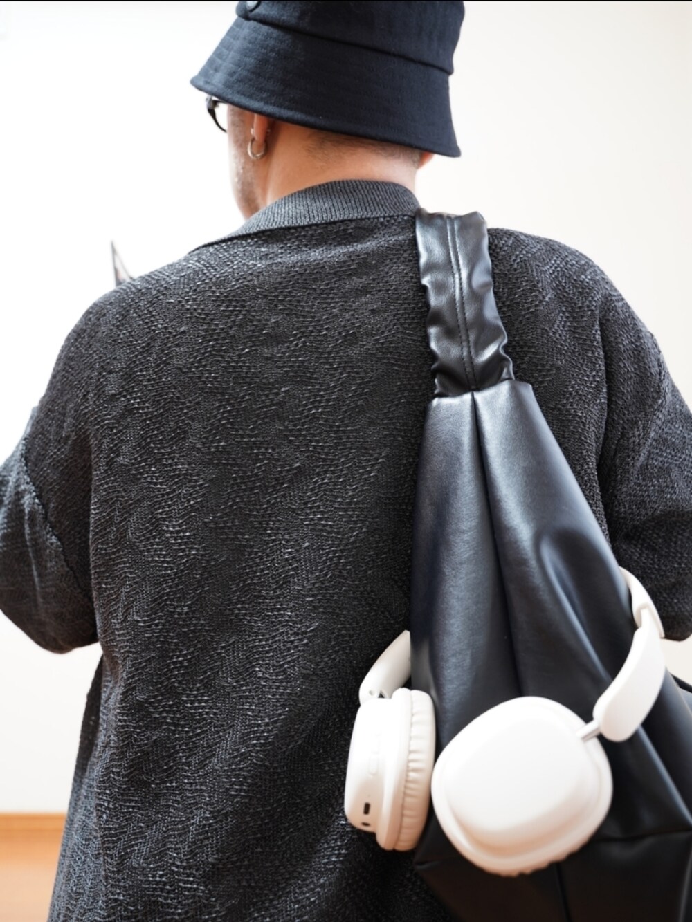 ブラック系のシューズ、ブラウン系のデニムパンツ、グレー系のTシャツ/カットソーを着用したメンズの夏コーディネートの2枚目の写真