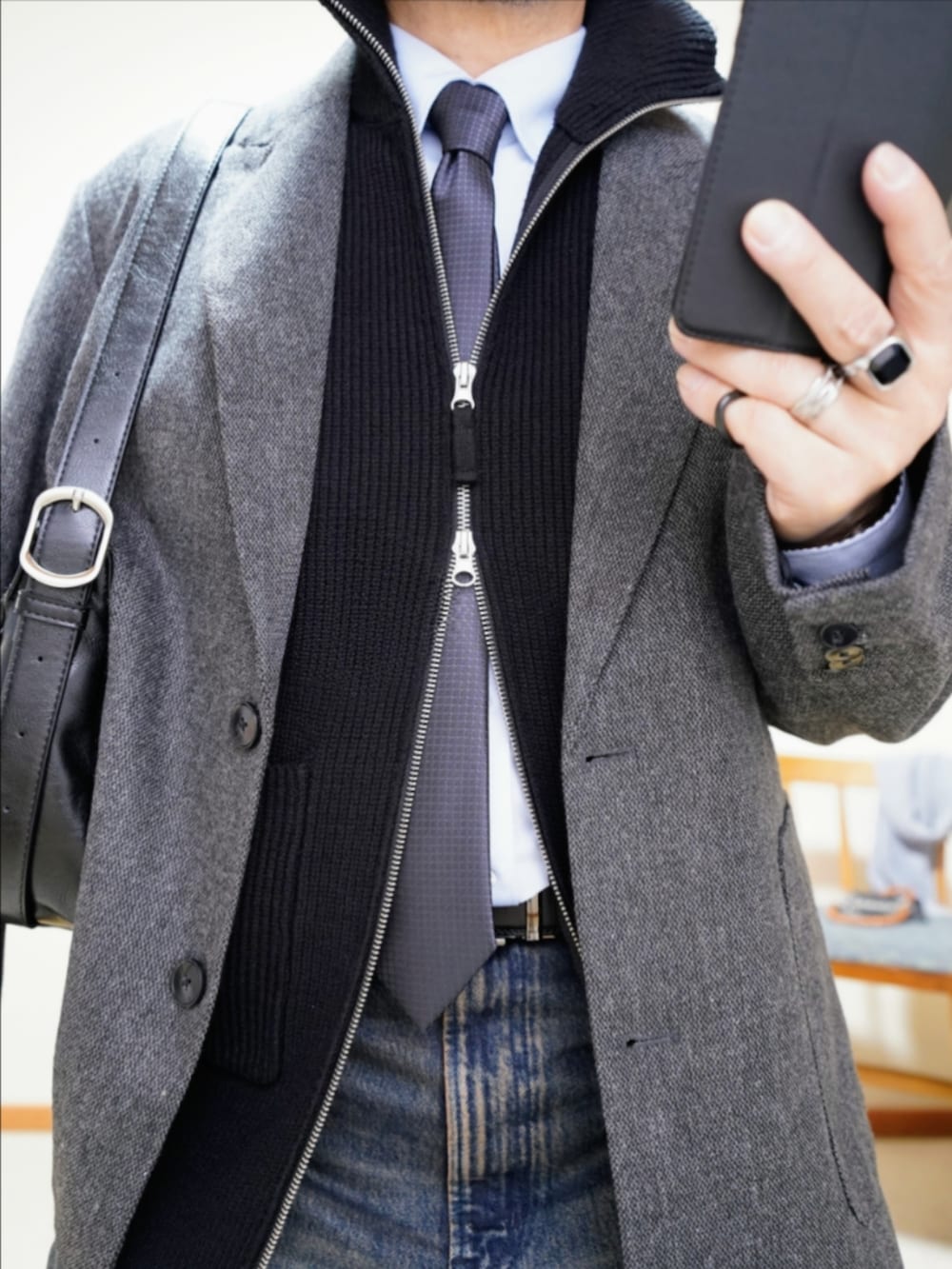 ブラック系のブーツ、ブルー系のデニムパンツ、ブラック系のジャケット/アウターを着用したメンズの春コーディネートの3枚目の写真