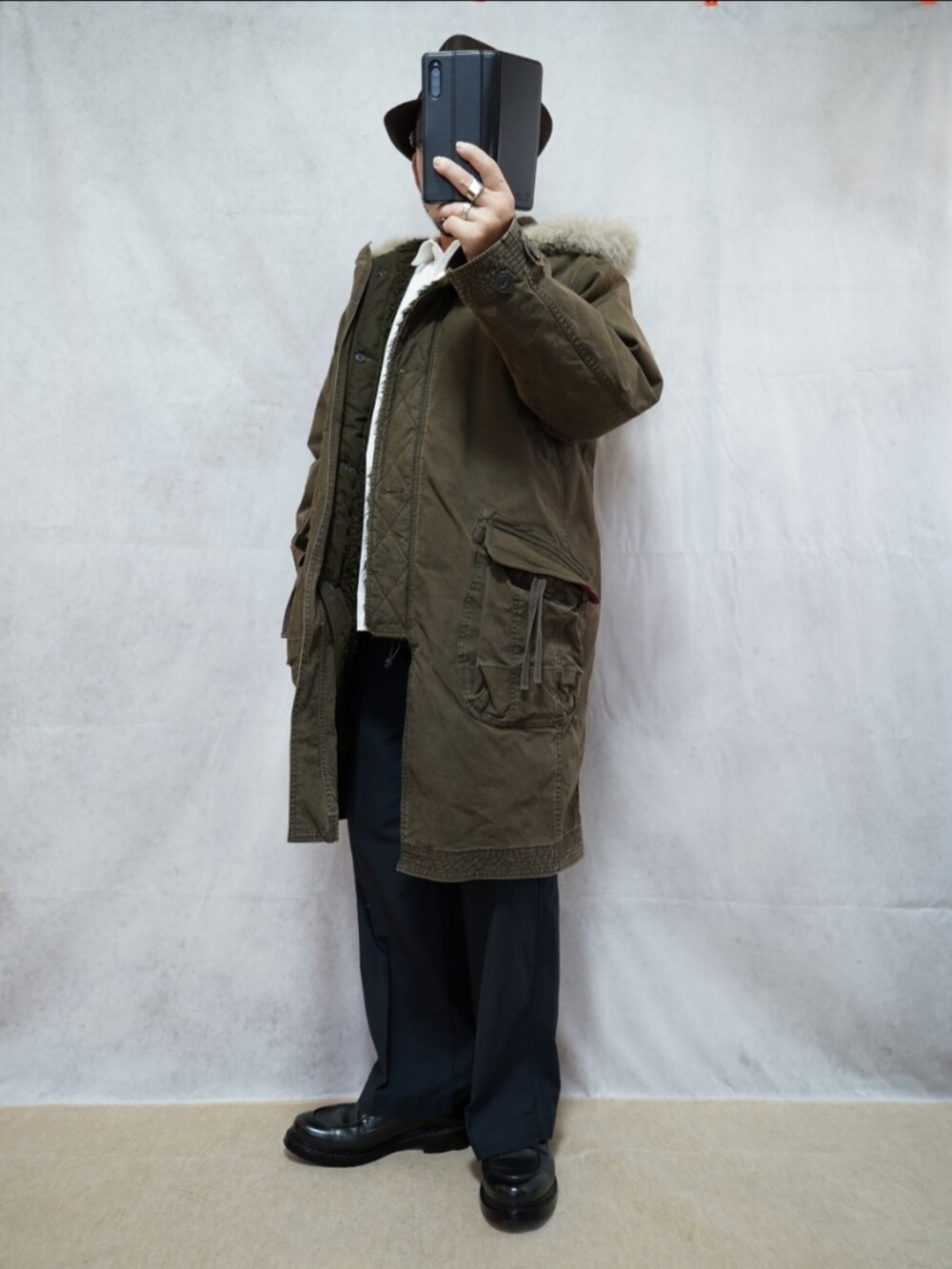ブラック系のシューズ、ブルー系のデニムパンツ、ブラウン系のジャケット/アウターを着用したメンズの冬コーディネートの2枚目の写真
