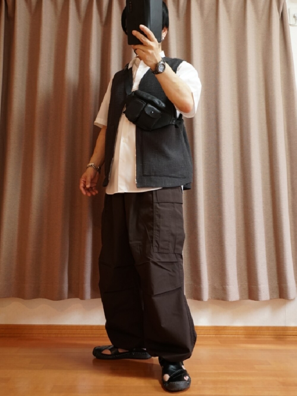 ブラック系のサンダル、ブラウン系のパンツ、ホワイト系のシャツ/ブラウスを着用したメンズの夏コーディネートの2枚目の写真