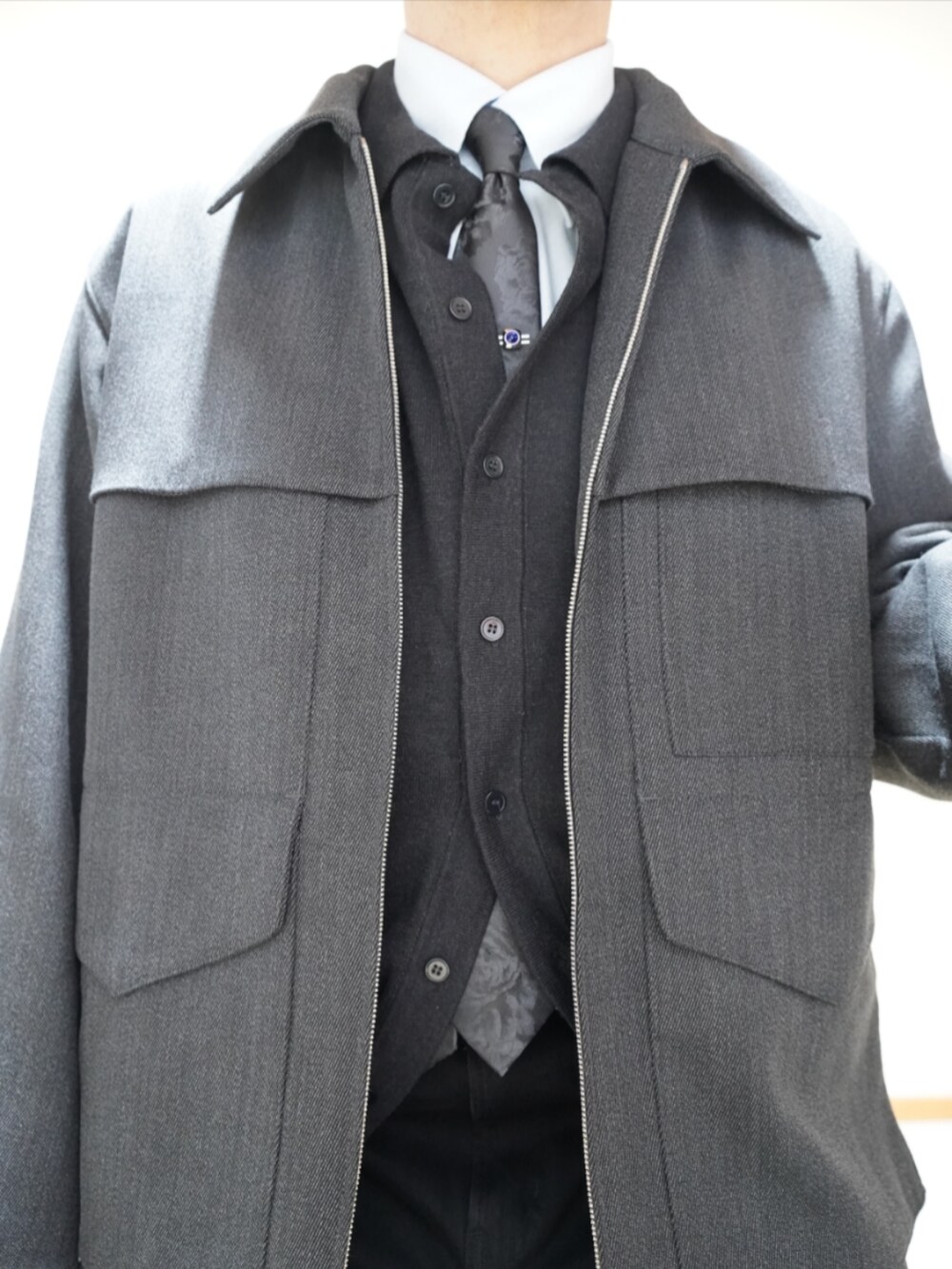 ブラック系のシューズ、グレー系のデニムパンツ、グレー系のシャツ/ブラウスを着用したメンズの春コーディネートの4枚目の写真