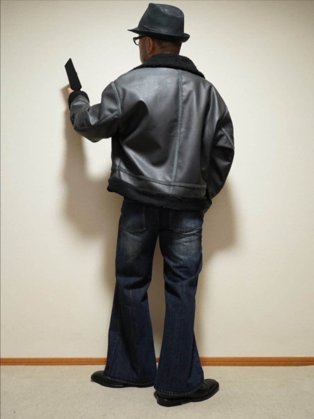 ブラック系のドレスシューズ、ブルー系のデニムパンツ、ブラック系のネクタイを着用したメンズの秋コーディネートの3枚目の写真