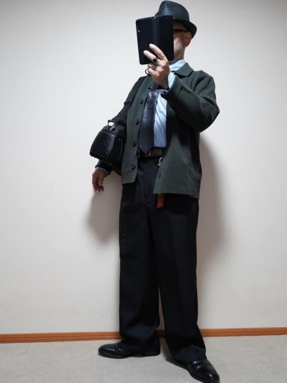 ブラック系のドレスシューズ、ブラック系のパンツ、ブラック系のネクタイを着用したメンズの秋コーディネートの2枚目の写真