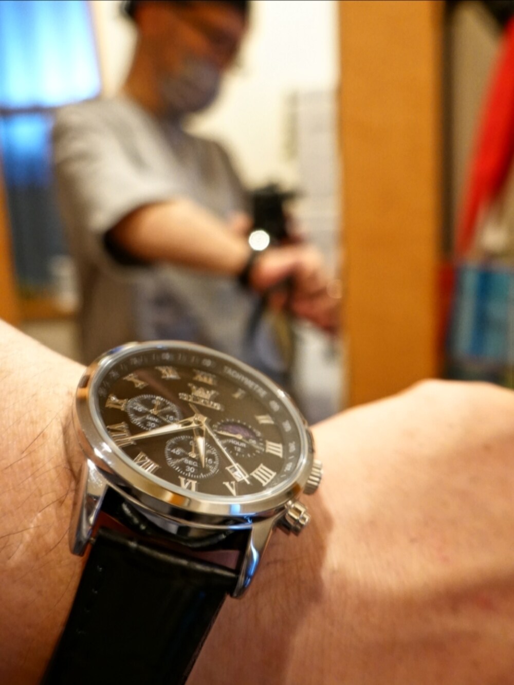 ブラック系のシューズ、グレー系のデニムパンツ、グレー系のTシャツ/カットソーを着用したメンズの夏コーディネートの3枚目の写真